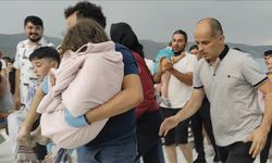 Salda Gölü'nde deniz simidiyle sürüklenen çocuğu tatilci kurtardı