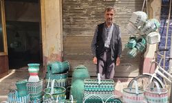 İnşaatlardan topladığı atık plastiklerden sepet yapıyor