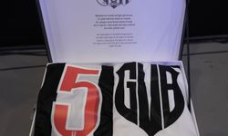 Beşiktaş'tan van Bronckhorst’a GvB logolu hediye