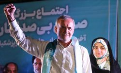 İran'da reformist Pezeşkiyan, 9'uncu Cumhurbaşkanı oldu