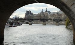 Paris Belediye Başkanı, kirliliğiyle gündemdeki Sen Nehri'nde yüzdü