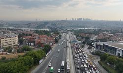 Asfalt yenileme çalışması yapılan Haliç Köprüsü'nde trafik yoğunluğu