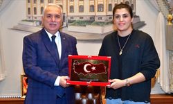 Dünya şampiyonu Busenaz Sürmeneli, Trabzon Valisi Aziz Yıldırım'ı ziyaret etti