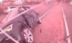Halk otobüsü ile otomobilin çarpıştığı kaza araç kamerasında