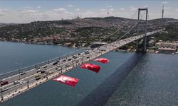 15 Temmuz Şehitler Köprüsü'ne Türk bayrağı asıldı