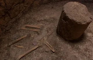 INAH Arkeologları, Chultun depo odasında bulunan mezarları açığa çıkardı