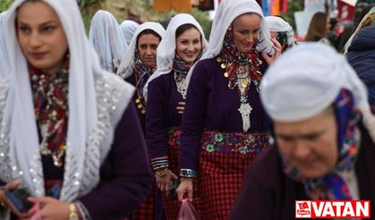 Osmanlı döneminden kalma kıyafetleri yaşatmaya çalışıyor