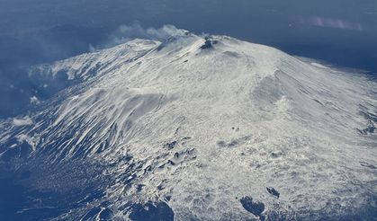 Etna Yanardağı'nın zirvesi karla kaplandı