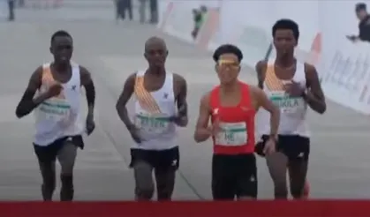 Pekin'deki yarı maratonda hile iddiası nedeniyle atletlerin madalyaları geri alındı