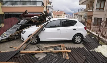 Ankara'da fırtınadan çatılar uçtu, ağaçlar devrildi