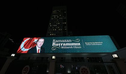 Cumhurbaşkanı Erdoğan'ın bayram mesajı İletişim Başkanlığı binasına yansıtıldı