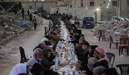 İHH'dan, Halep'te enkaz haline gelen evlerin arasında toplu iftar