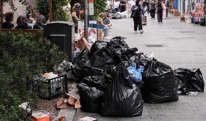 İzmir'de cadde ve sokaklarda çöp yığınları oluştu