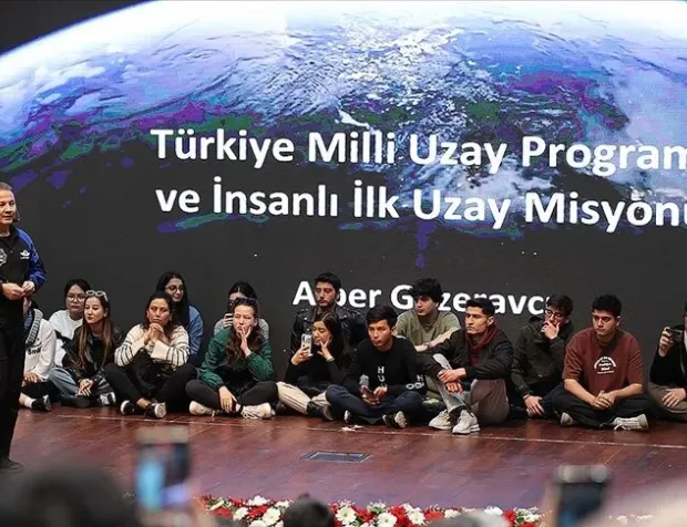 Türkiye'nin ilk astronotu Gezeravcı, Uşak'ta gençlerle buluştu