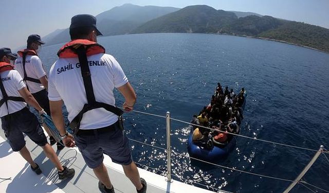 Kuşadası açıklarında, Yunan unsurlarınca itilen 45 göçmen kurtarıldı