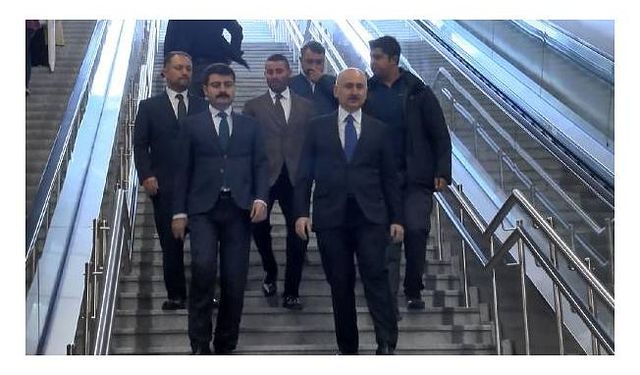 Bakan Karaismailoğlu Ankara uçağına metro ile gitti