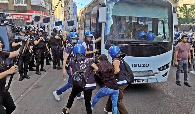 Diyarbakır'da izinsiz yürüyüşte gözaltına alınan 35 kişi serbest