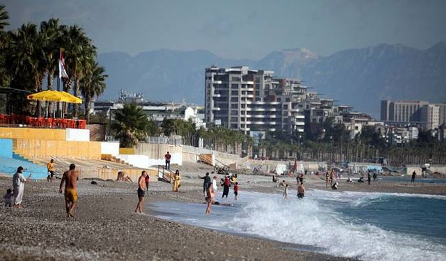 Antalya'da tatilciler denize girip güneşlendi