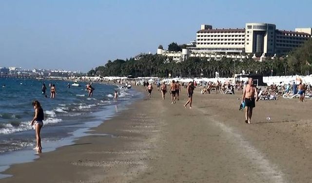 Antalya'da turistler kasım ayının ortasında denize giriyor