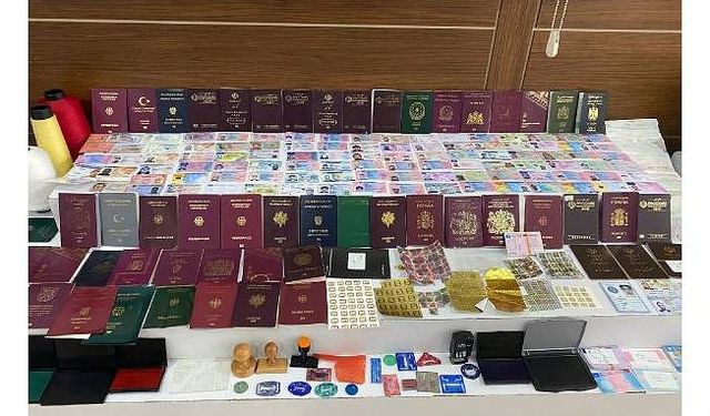 İstanbul'da 'sahte pasaport' operasyonu: 2 şüpheli yakalandı
