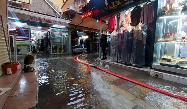 İzmir'de sağanak; Tarihi Kemeraltı Çarşısı'nı yine su bastı