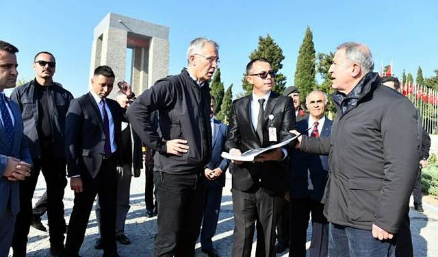 NATO Genel Sekreteri Stoltenberg ile Bakan Akar, Şehitler Abidesi'ni ziyaret etti