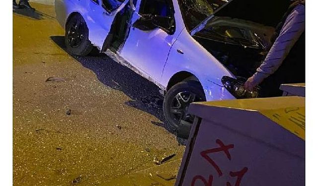 Bayrampaşa’da otomobilin çarptığı direk yayanın üzerine devrildi: 1 ölü 