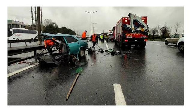Eyüpsultan'da otomobilin ikiye bölündüğü kazada 2 kişi ağır yaralandı