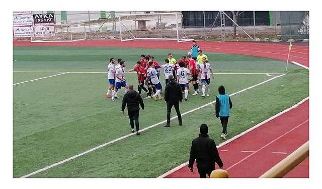Silivri'de bölgesel amatör lig maçında saha ve tribün karıştı