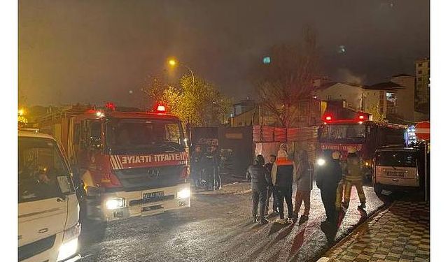 Ümraniye'de geri dönüşüm merkezinde korkutan yangın 