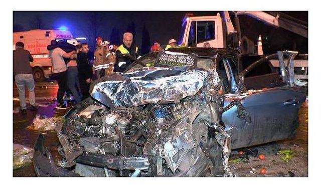 Bayrampaşa TEM Bağlantı Yolu'nda otomobil kamyonete çarptı: 6 yaralı