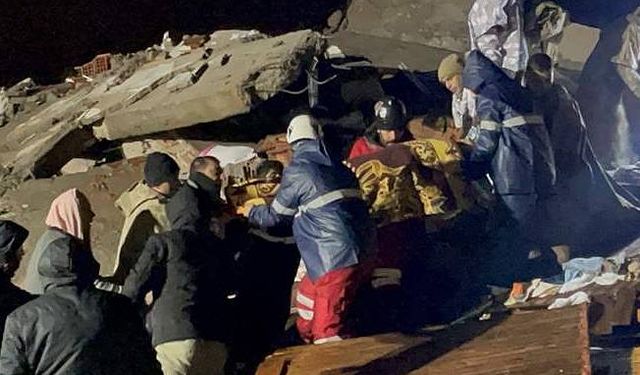 Adıyaman'da yıkılan binanın enkazından yaklaşık 21 saat sonra 1 çocuk kurtarıldı