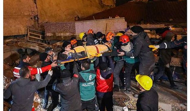 Diyarbakır'da yıkılan binanın enkazından 21 saat sonra 1 kadın kurtarıldı