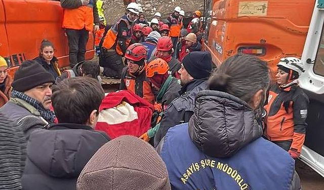 Gaziantep'te yıkılan binanın enkazından 29 saat sonra 1 kişi kurtarıldı
