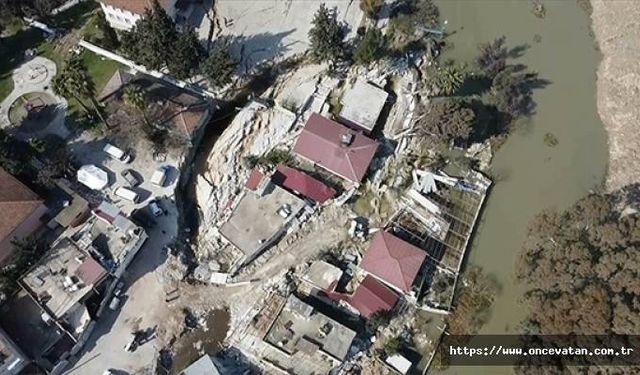 Hatay'da deprem nedeniyle etrafı çöken müstakil evlerden bazıları sürüklendi