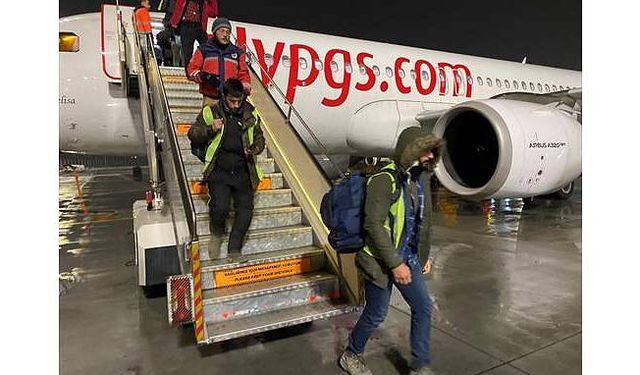 Onarılan Hatay Havalimanı'ndan kalkan Pegasus uçağı İstanbul’a indiOnarılan Hatay Havalimanı'ndan kalkan Pegasus uçağı İstanbul’a indi