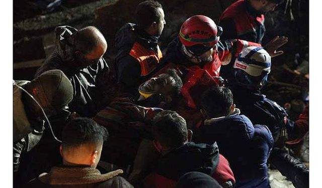 Osmaniye'de depremde yıkılan bir binanın enkazından 26 saat sonra bir kişi kurtarıldı