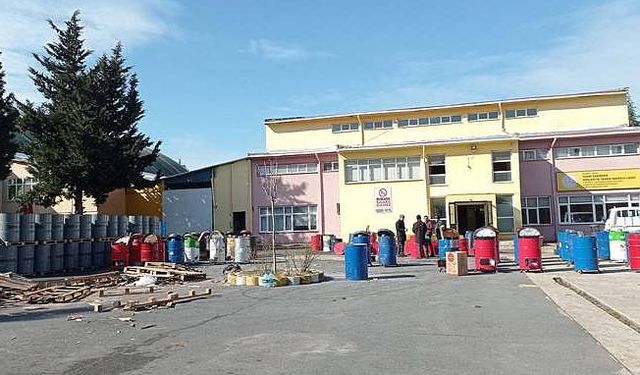 Silivri'deki meslek lisesi öğrencileri depremzedeler için soba üretiyor