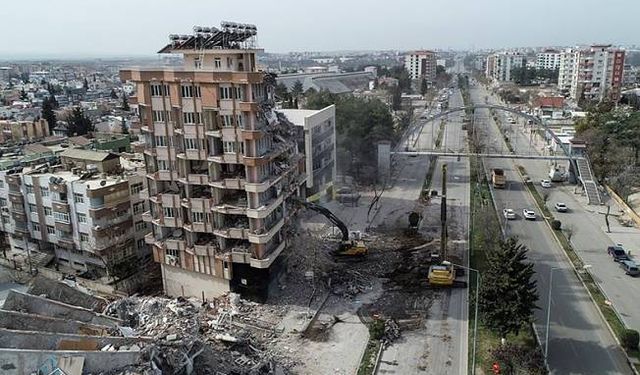 Adıyaman'da enkaz kaldırma ve binaların yıkım işlemleri sürüyor