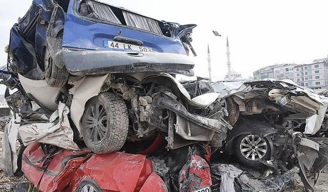 Enkazdan çıkarılan hurdaya dönmüş araçlar sahiplerini bekliyor