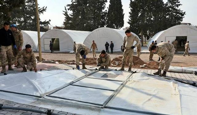 Kahramanmaraş'ta yıkılan toptancılar sitesi Mehmetçiğin kurduğu çadırlarda hizmet verecek