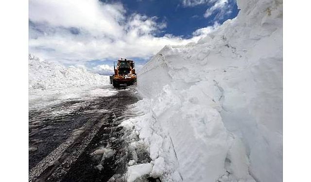 Kar ve tipi nedeniyle 3,5 aydır ulaşıma kapanan Ardahan-Ardanuç yolu açılıyor