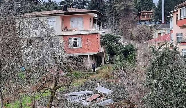 Rize'de kuvvetli rüzgar nedeniyle bazı ev ve iş yerlerinin çatısı uçtu