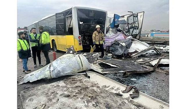 Tuzla'da tırın İETT otobüsü ve yol bakım aracına çarpması sonucu 2 kişi öldü