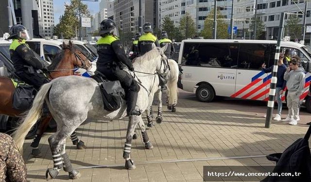 Irkçı PEGIDA hareketi lideri Wagensveld Amsterdam'da Kur'an-ı Kerim yırttı