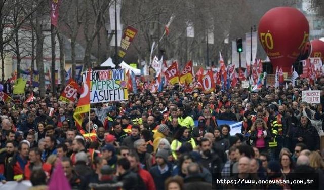 Macron'un tartışmalı emeklilik reformunu yasalaştırmasına muhalefetten sert tepki