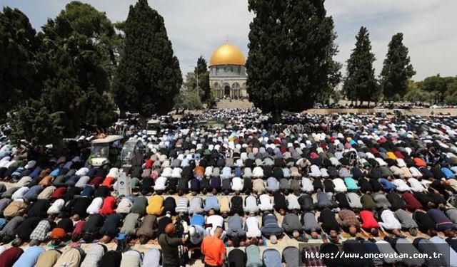 Mescid-i Aksa’da 130 bin Müslüman ramazanın üçüncü cuma namazını kıldı