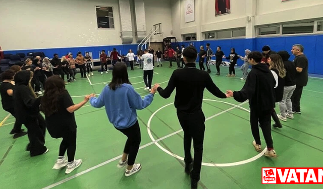 Yabancı öğrenciler, halk oyunları eşliğinde Anadolu kültürünü öğreniyor