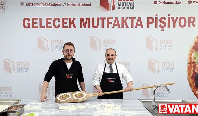 Bakan Varank Bursa'da cantık pidesi ve süt helvası yaptı