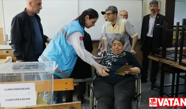 İç Anadolu'da hasta ve engelli seçmen, görevlilerin yardımıyla oy kullandı
